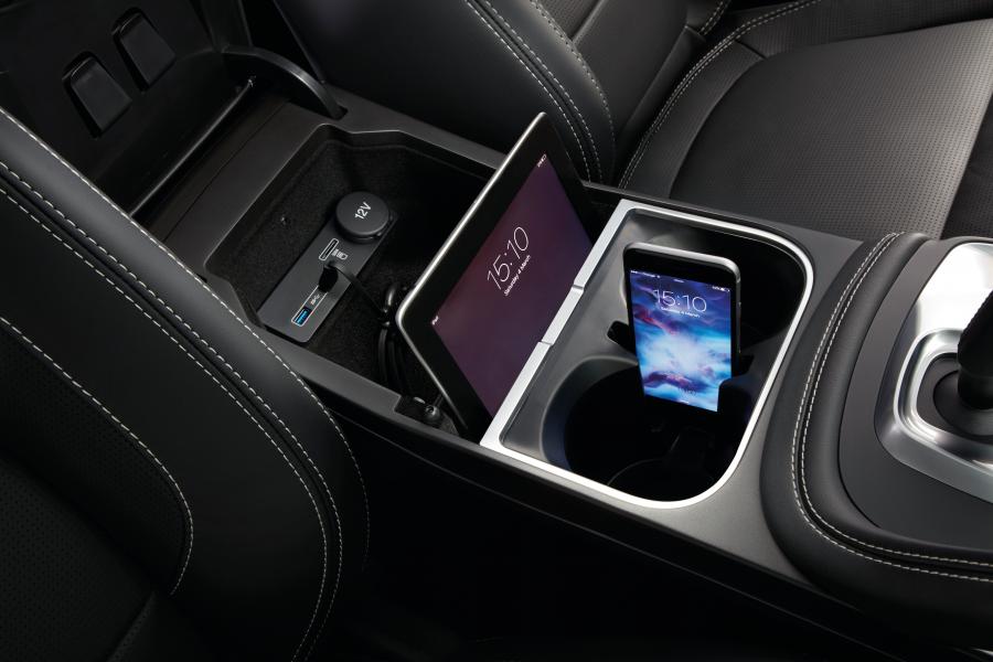 Детали интерьера Jaguar E-Pace R-Dynamic First Edition 2017 года  (WW) (фото 38 из 49)